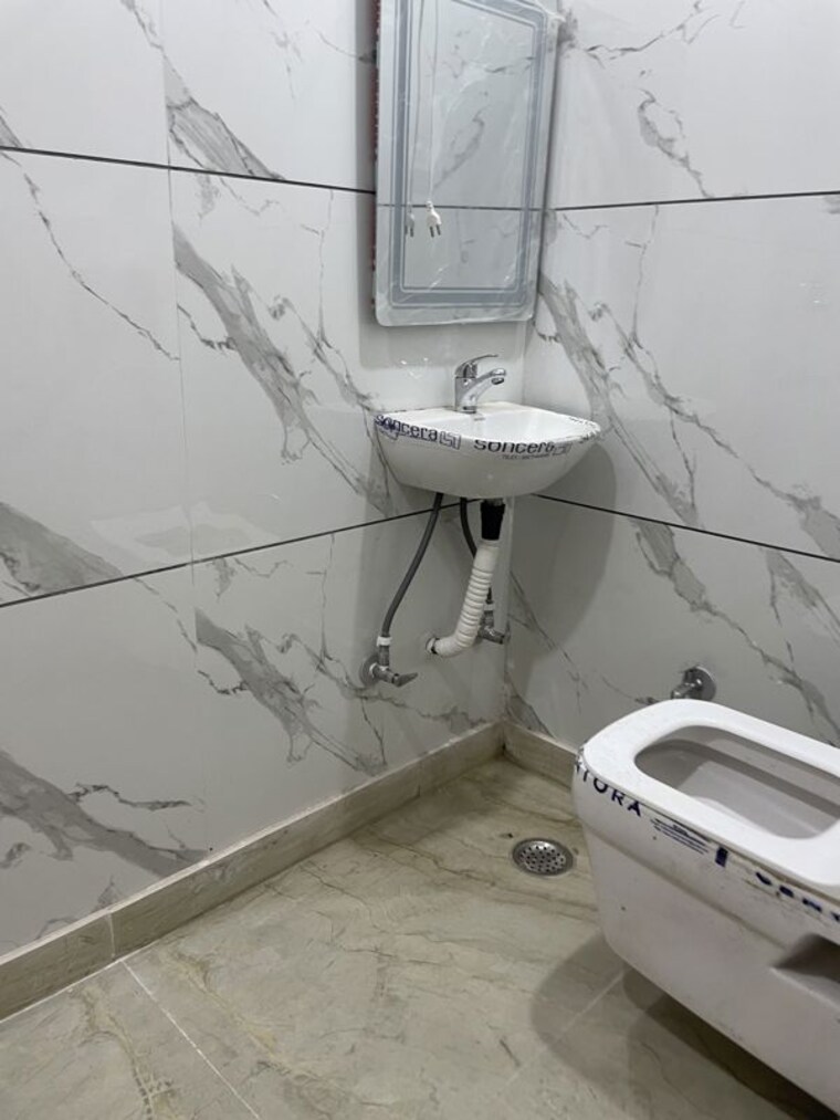 Bathroom, rohini sector 24 2 Bedroom 700 Sq.Ft. Builder Floor In Rohini Sector 24 Delhi 10784331