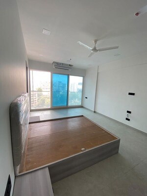 Room in 4 BHK Apartment at Khar West – for Rent