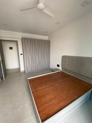 Room in 4 BHK Apartment at Khar West – for Rent