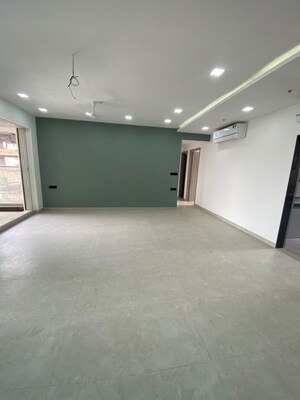 Room in 4 BHK Apartment at Khar West – for Rent