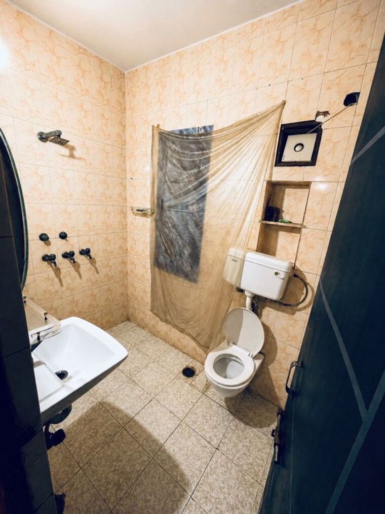 Bathroom, vikas puri 3 Bedroom 1100 Sq.Ft. Apartment In Vikas Puri Delhi 10784302