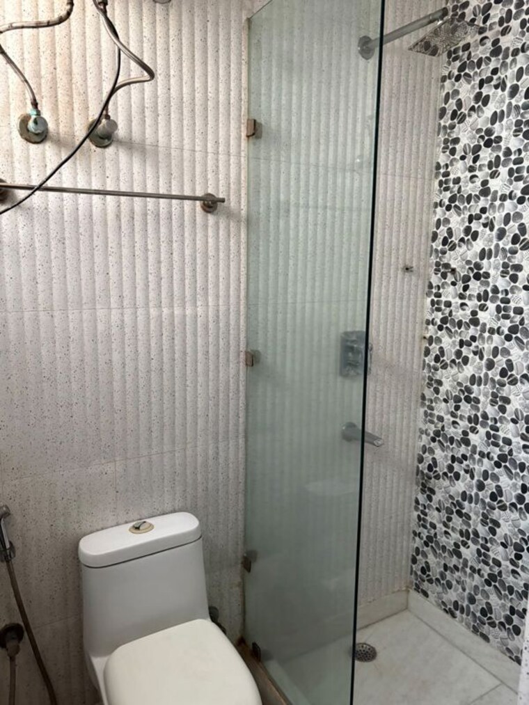 Bathroom, shivalik colony 3 Bedroom 1800 Sq.Ft. Builder Floor In Shivalik Colony Delhi 10784370