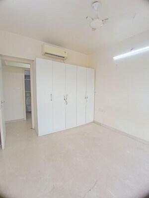 Room in 2 BHK Apartment at Piramal Aranya, Byculla – for Rent