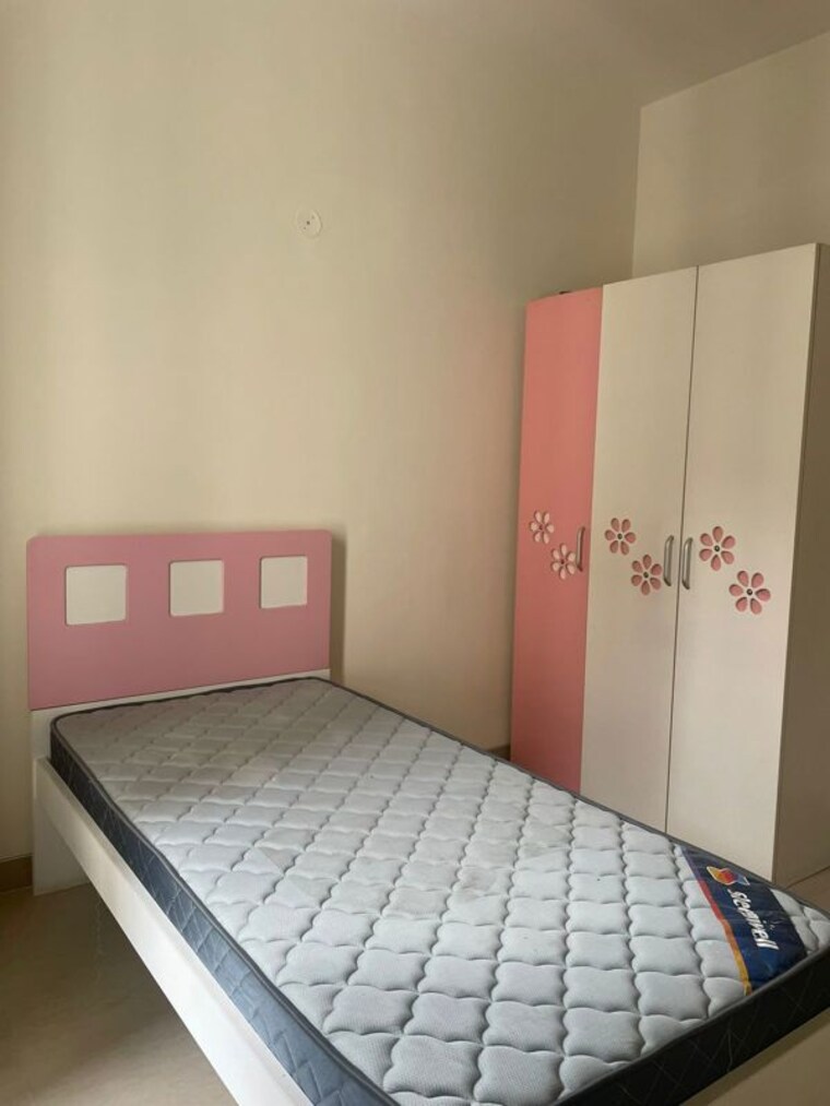 Bedroom, emaar-emerald-estate 2.5 Bedroom 1020 Sq.Ft. Apartment In Sector 65 Gurgaon 10784397