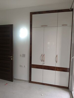 Room in 3 BHK Builder Floor at Smart World Orchard, Sector 61 – for Rent