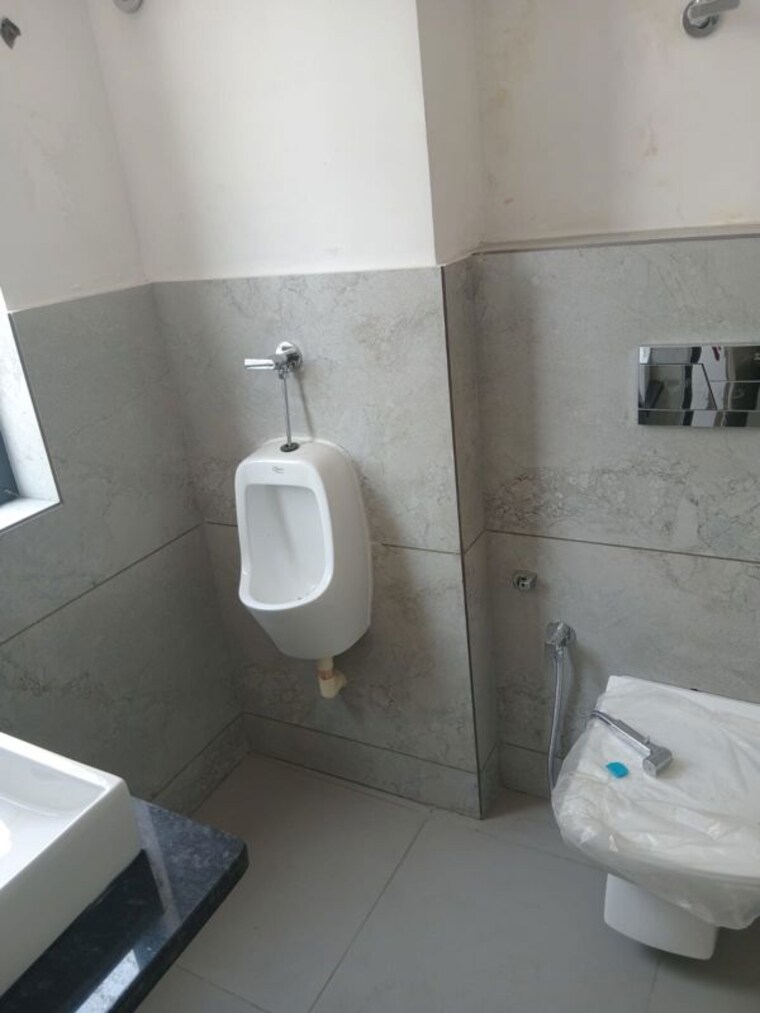 Bathroom, mansarover garden Commercial Showroom 2200 Sq.Ft. In Mansarover Garden Delhi 10499163
