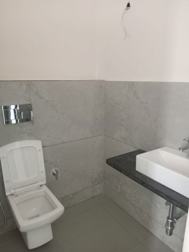 Bathroom, mansarover garden Commercial Showroom 2200 Sq.Ft. In Mansarover Garden Delhi 10499163