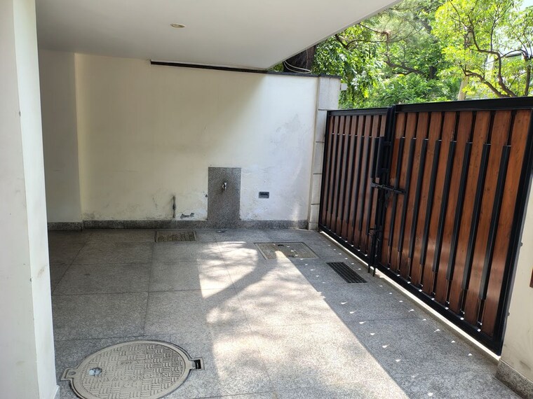 Exterior View, defence colony 3 Bedroom 325 Sq.Yd. Builder Floor In Defence Colony Delhi 10447167