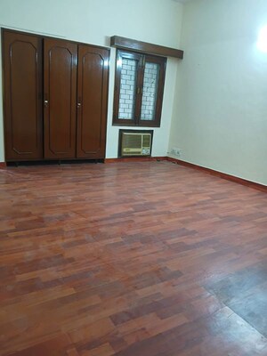 Room in 6+ BHK Independent House at New Friends Colony – for Rent