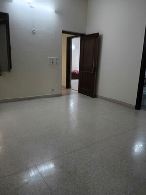 Room in 6+ BHK Independent House at New Friends Colony – for Rent