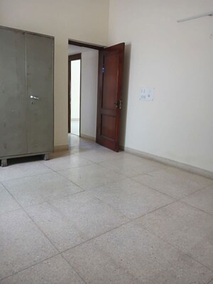 Room in 6+ BHK Independent House at New Friends Colony – for Rent