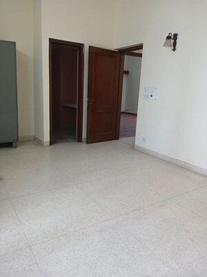 Room in 6+ BHK Independent House at New Friends Colony – for Rent