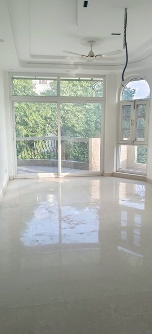 Room in 3 BHK Apartment at Defence Colony – for Rent