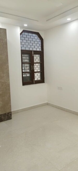 Room in 3 BHK Apartment at Defence Colony – for Rent