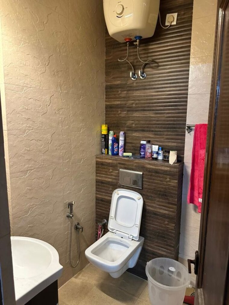 Bathroom, lajpat nagar 4 3 Bedroom 1125 Sq.Ft. Builder Floor In Lajpat Nagar 4 Delhi 10784581