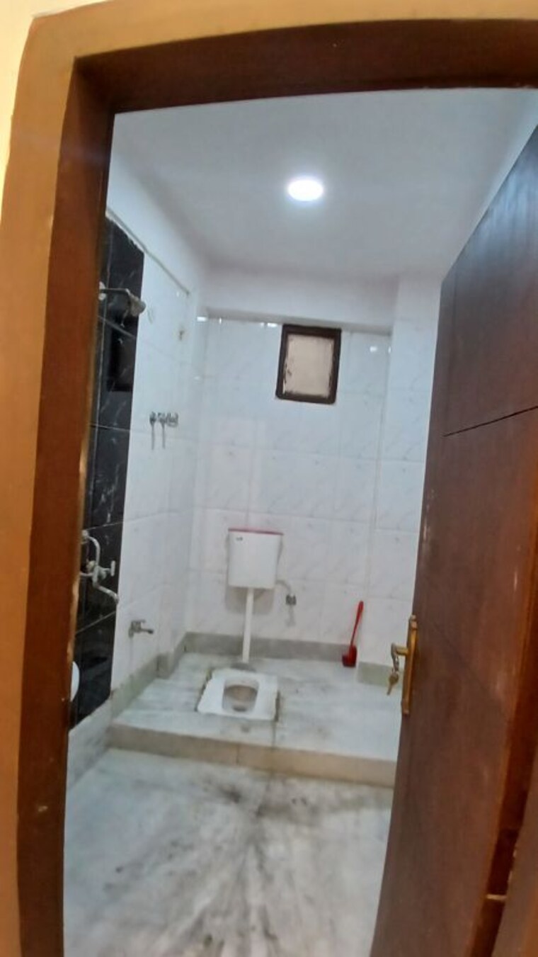 Bathroom, noor nagar 3 Bedroom 900 Sq.Ft. Apartment In Noor Nagar Delhi 10784611