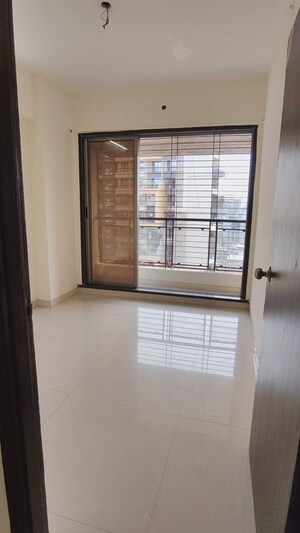 Room in 2 BHK Apartment at Amber Spaces, Thakurli – for Rent