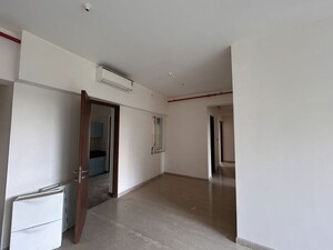 Room in 2.5 BHK Apartment at Kalpataru Radiance, Goregaon West – for Rent