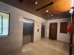 Lift in 3 BHK Apartment at Venus Apartments Cuffe Parade, Cuffe Parade – for Sale