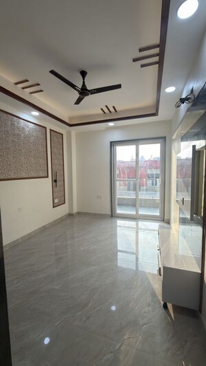 Room in 4 BHK Builder Floor at Parklands, Sector 85 – for Rent
