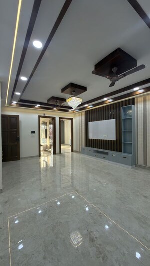 Room in 4 BHK Builder Floor at Parklands, Sector 85 – for Rent