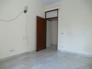 Room in 3 BHK Apartment at Defence Colony – for Rent