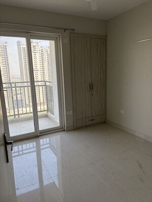 Room in 3 BHK Apartment at Eldeco Live By The Greens, Sector 150 – for Rent