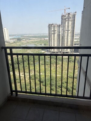 Room in 3 BHK Apartment at Eldeco Live By The Greens, Sector 150 – for Rent