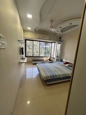 Bedroom in 4 BHK Apartment at Shree CHS Andheri, Andheri West – for Rent