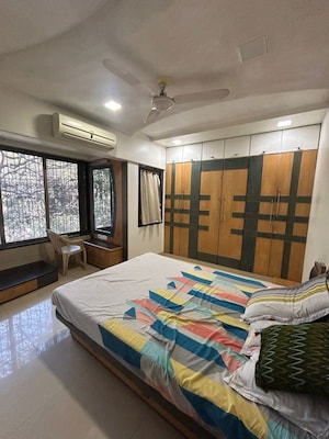 Bedroom in 4 BHK Apartment at Shree CHS Andheri, Andheri West – for Rent