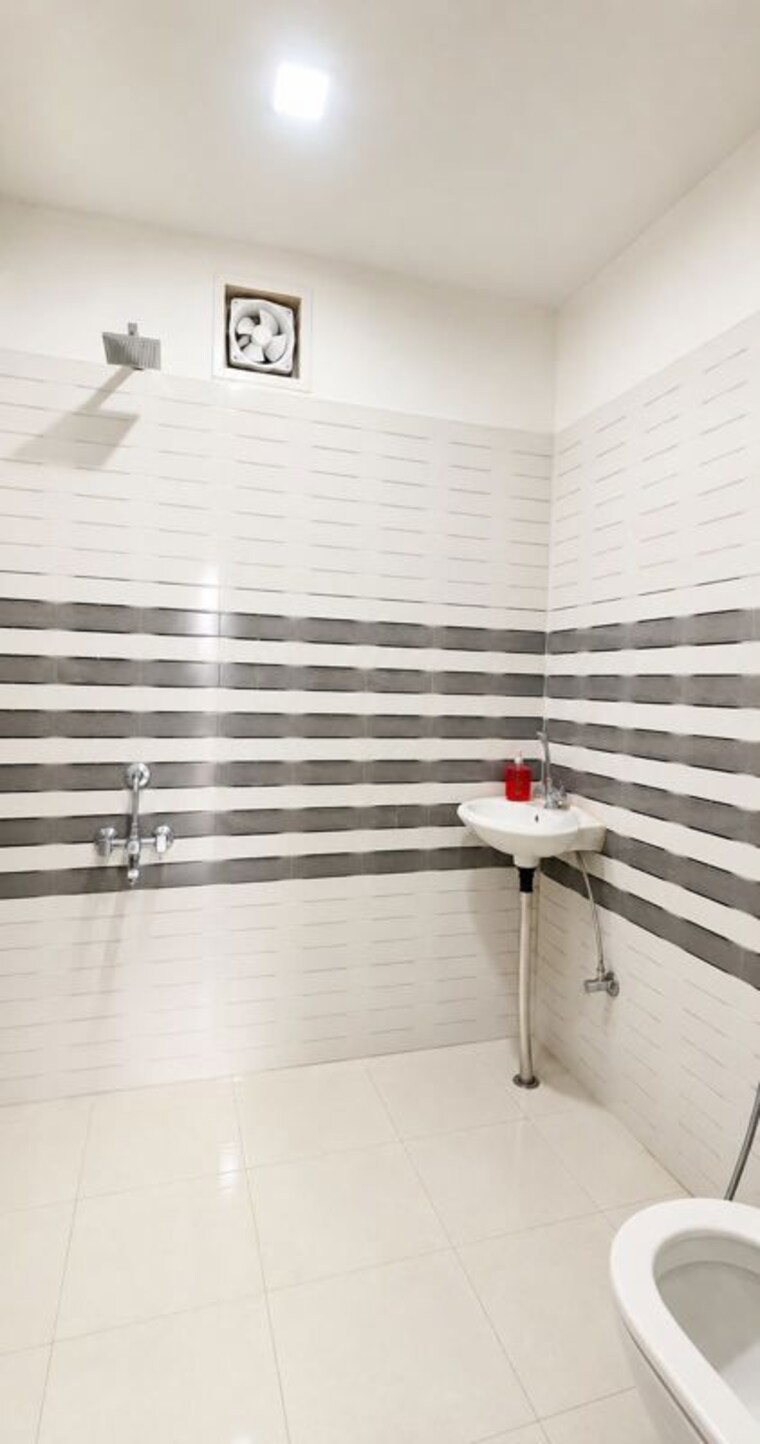 Bathroom, chattarpur 3 Bedroom 1300 Sq.Ft. Builder Floor In Chattarpur Delhi 10785246