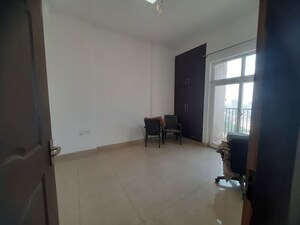 Room in 4 BHK Apartment at Amrapali Platinum, Sector 119 – for Rent
