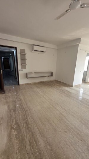 Room in 2.5 BHK Apartment at Kashish Manor One, Sector 111 – for Rent