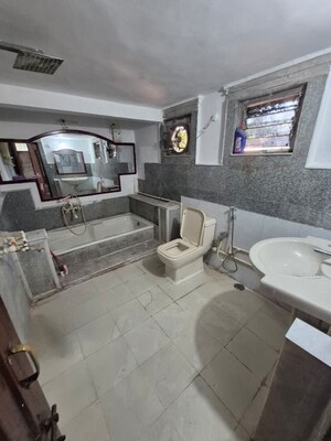 Attached Bathroom in 3 BHK Apartment at Shankar Nagar – for Rent
