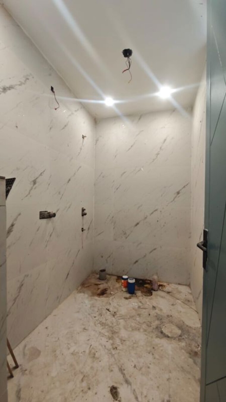 Bathroom, green fields colony 3 Bedroom 200 Sq.Yd. Builder Floor In Green Fields Colony Faridabad 10785431