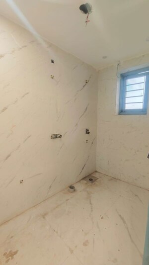 Room in 3 BHK Builder Floor at Green Fields Colony – for Rent