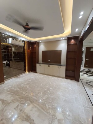 Parking in 4 BHK Builder Floor at Sushant Lok I – for Rent