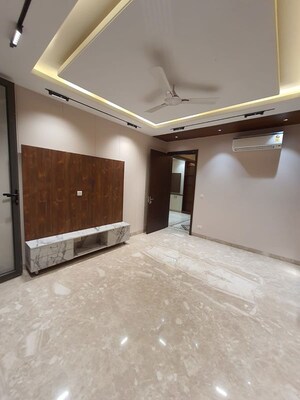 Room in 4 BHK Builder Floor at Sushant Lok I – for Rent