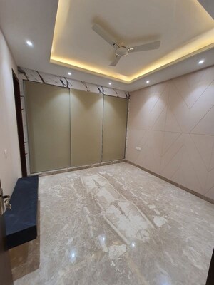 Room in 4 BHK Builder Floor at Sushant Lok I – for Rent