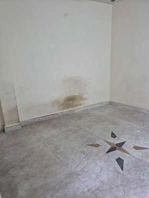 Master Bedroom in 2.5 BHK Builder Floor at Mayur Vihar – for Rent