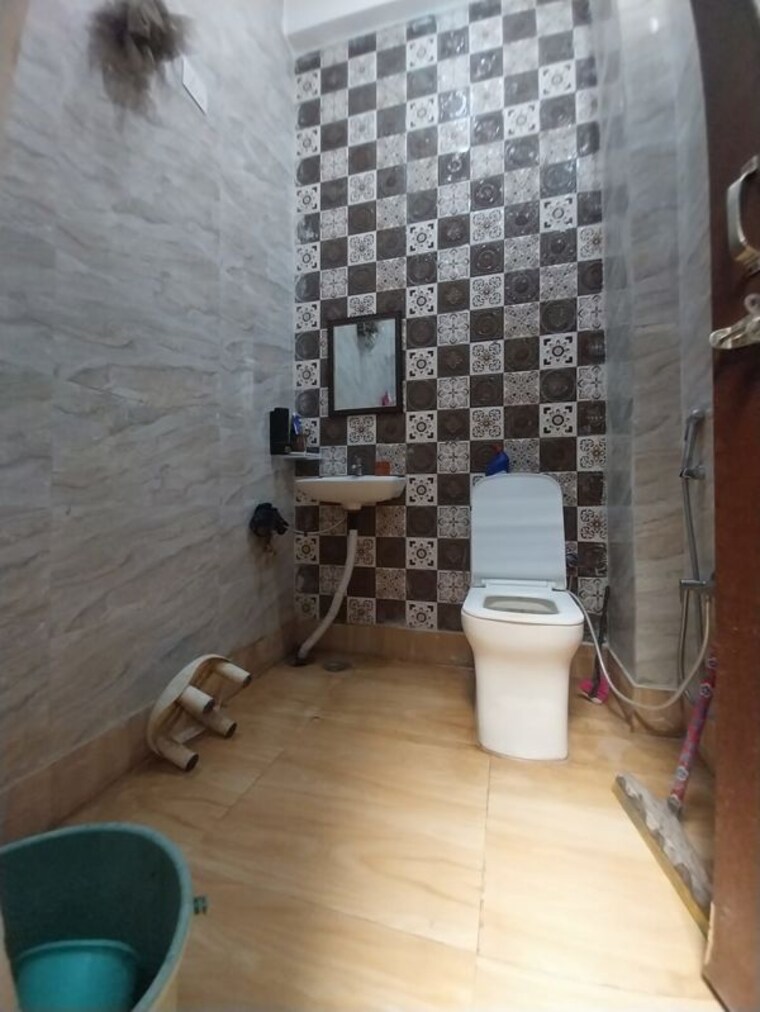 Bathroom, sector 47 5 Bedroom 112 Sq.Mt. Independent House In Sector 47 Noida 10785559