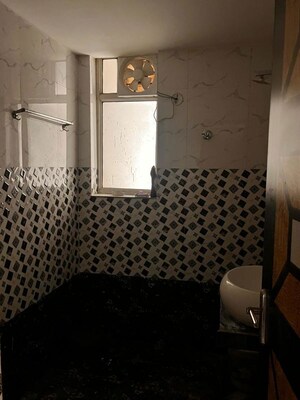 Bathroom in 4 BHK Apartment at Parsvnath Planet Plaza, Gomti Nagar – for Rent