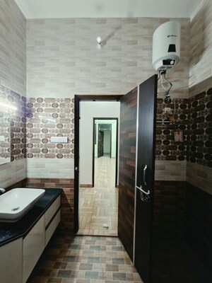 Building Lobby in 2 BHK Builder Floor at Gomti Estate Phase III, Gomti Nagar – for Rent