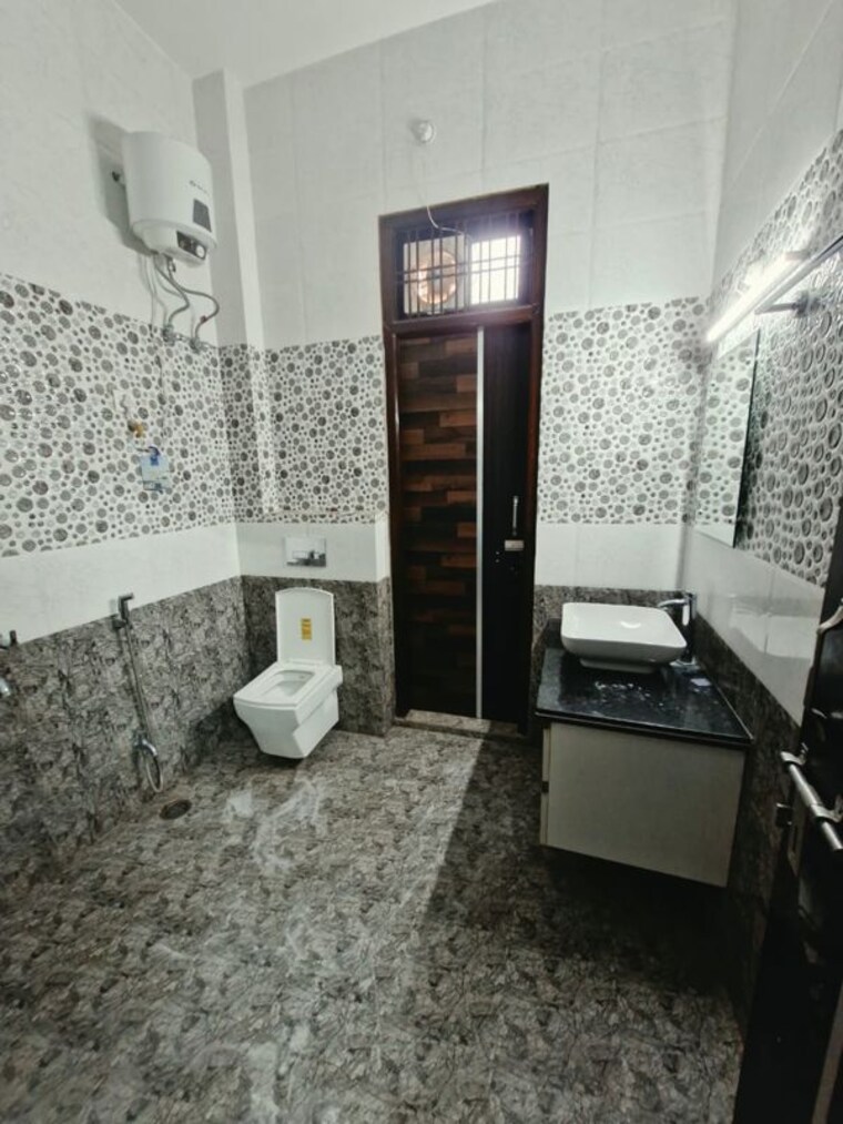 Bathroom, gomti-estate-phase-iii 2 Bedroom 2152 Sq.Ft. Builder Floor In Gomti Nagar Lucknow 10785708