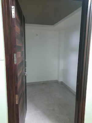 Room in 2 BHK Builder Floor at Gomti Estate Phase III, Gomti Nagar – for Rent