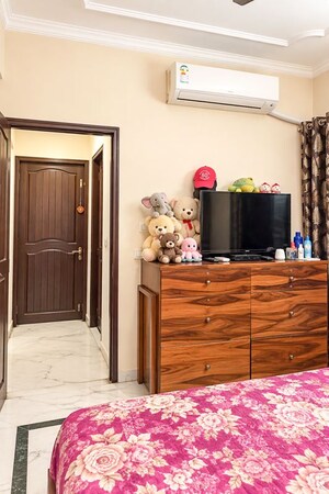 Room in 2 BHK Apartment at Uppal Southend, Sector 49 – for Sale