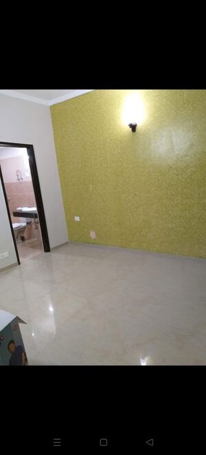 Room in 3 BHK Apartment at Antriksh Golf View - II, Sector 78 – for Rent