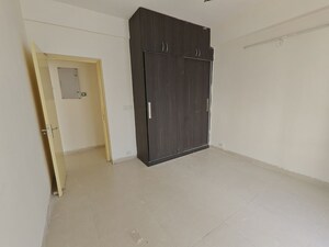 Room in 3 BHK Apartment at Vatika City Homes, Sector 83 – for Rent