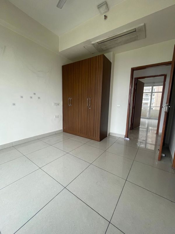 Room in 4 BHK Apartment at SS The Leaf, Sector 85 – for Rent