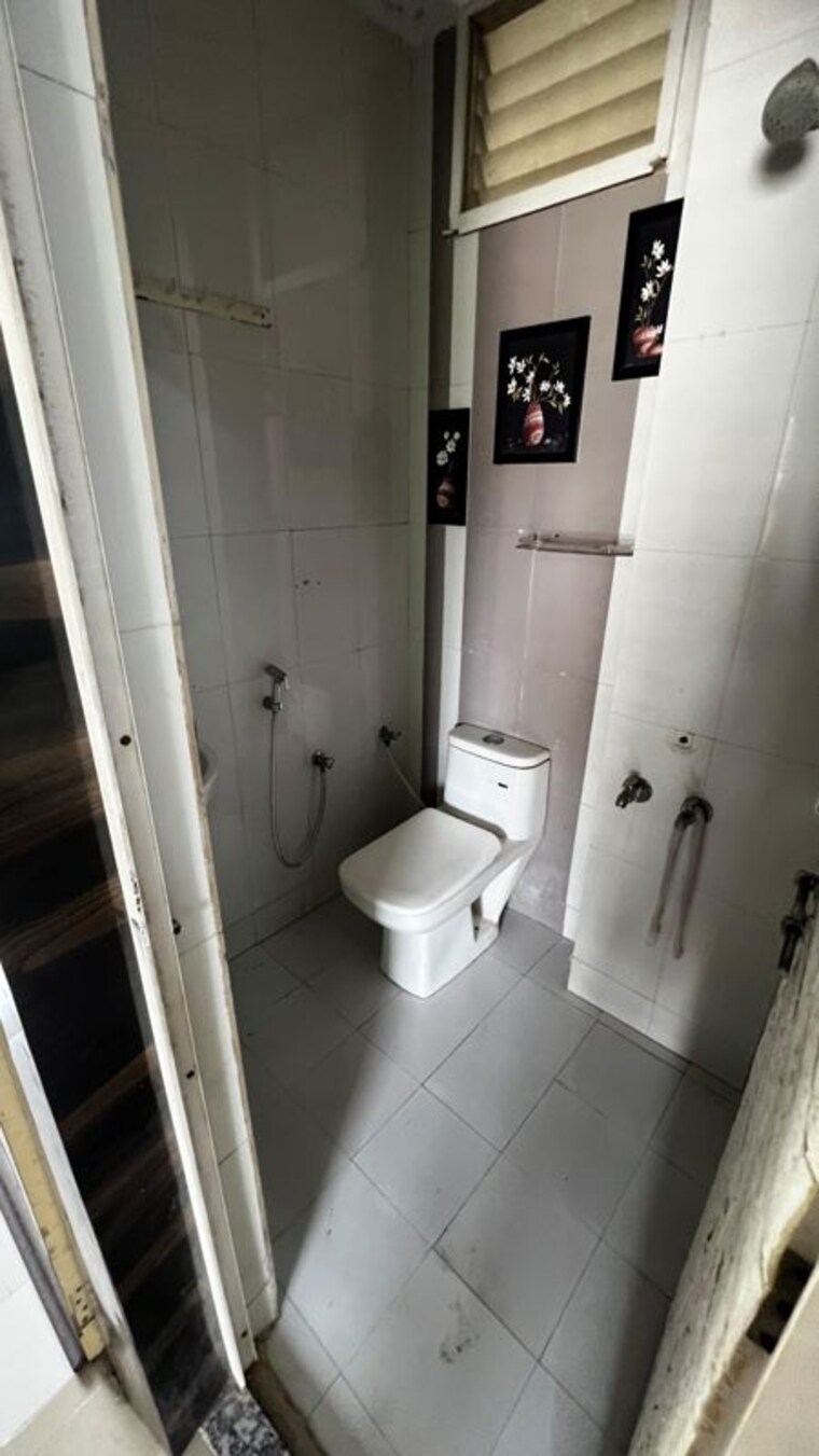 Bathroom, vyapti-vandematram-crosswind 2 Bedroom 1242 Sq.Ft. Apartment In Gota Ahmedabad 10786155